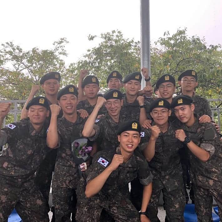 ジョンファンのインスタグラム：「수료식때 입니다 다들 잘 지내죠? 보내주는 편지,선물  고마워요 😍 저는 잘 지내고 있어요 :):) 날씨 추워지니까 모두 감기 조심하시고 저도 깔깔이  챙겨입고 잘 버텨볼게요  안녕~」