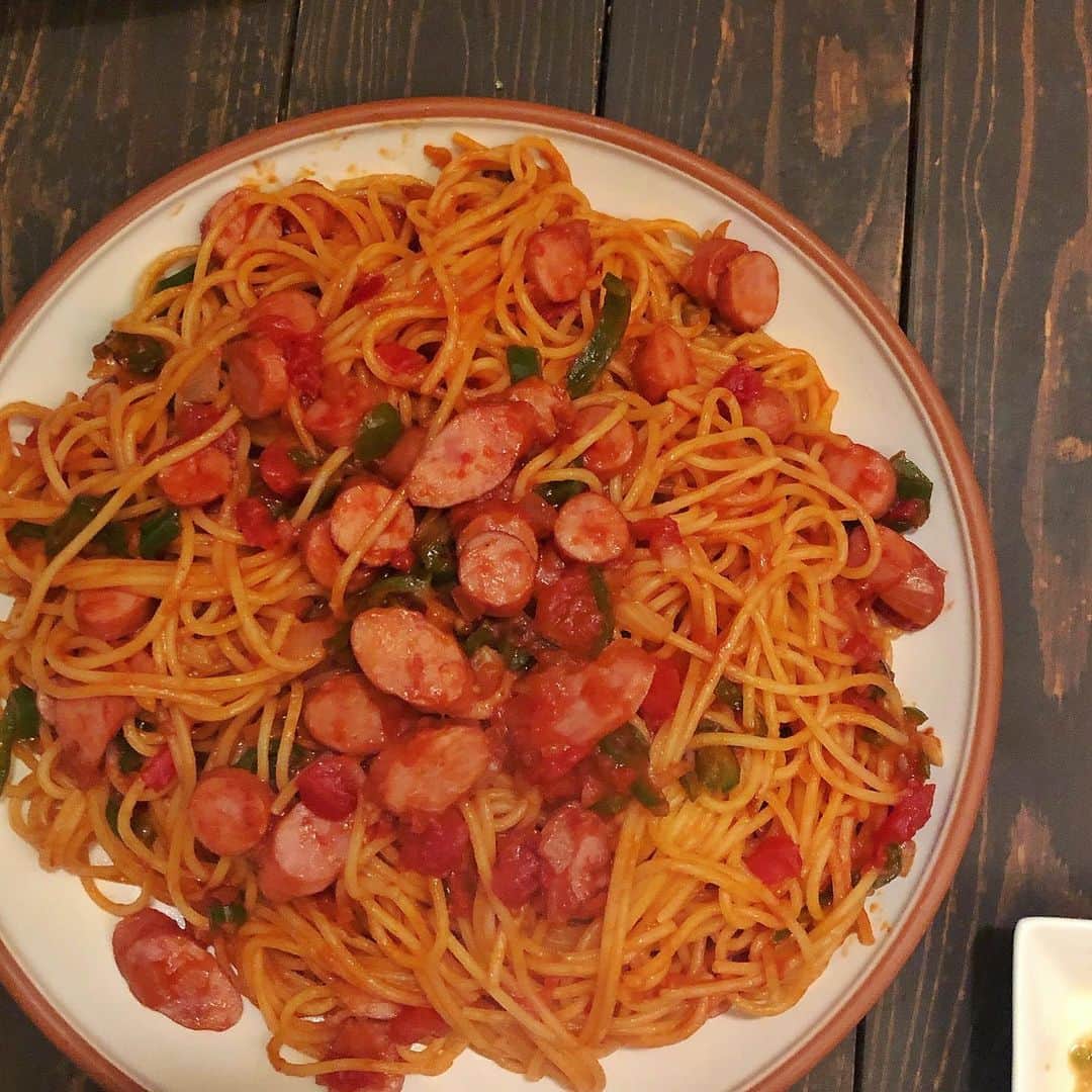 小鳥遊しほのインスタグラム：「赤ワイン×それに合う料理、が好きすぎて中華からエスニックまで模索中。画像はこの前ワインホムパで友達が作ってくれたシメの大盛りナポリタン🍷お皿の直径30cm強。笑 . 11/21はボジョレー解禁日だよーたのしみだなー！毎年なんかしらパーティーしてるんだけど、今年も解禁に合わせてボジョレーを置いてるお店に行ってくるよーん！ . . (改めて)ボジョレーヌーボーとは👨‍🍳👇 フランス南部ブルゴーニュ地方のボジョレー地区で、その年に収穫された「ガメイ種」というぶどうから造られる新酒のことです！ 10℃～13℃くらいに軽く冷やすと最も美味しく飲むことができるので実践してみてね！ . みんなのボジョレーの楽しみ方も教えてー👨‍🍳🍷 . @kassenichiba #ボジョレーヌーボー #PR #アンリフェッシ #ボジョレーヌ #ボジョレンジャー http://www.mugitoro.co.jp/kassen/」
