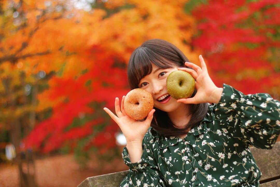 のインスタグラム：「テレビで紅葉特集を見ていたら#紅葉狩り に行きたくなりました🍁 この写真は去年の12月🍂 ・ ばっちり見頃に見に行きたいなぁ. 東海地方の紅葉スポットについてほとんど知らなかったので、アップ！の#紅葉 特集がありがたいです☻✨ ・ 紅葉スポット周辺のグルメも気になります. メインはどっちなのか… ・ #vanitoybagel #アナウンサー #南雲穂波 #なぐもぐもぐ　#パンシェルジュ南雲 私服#majesticlegon」