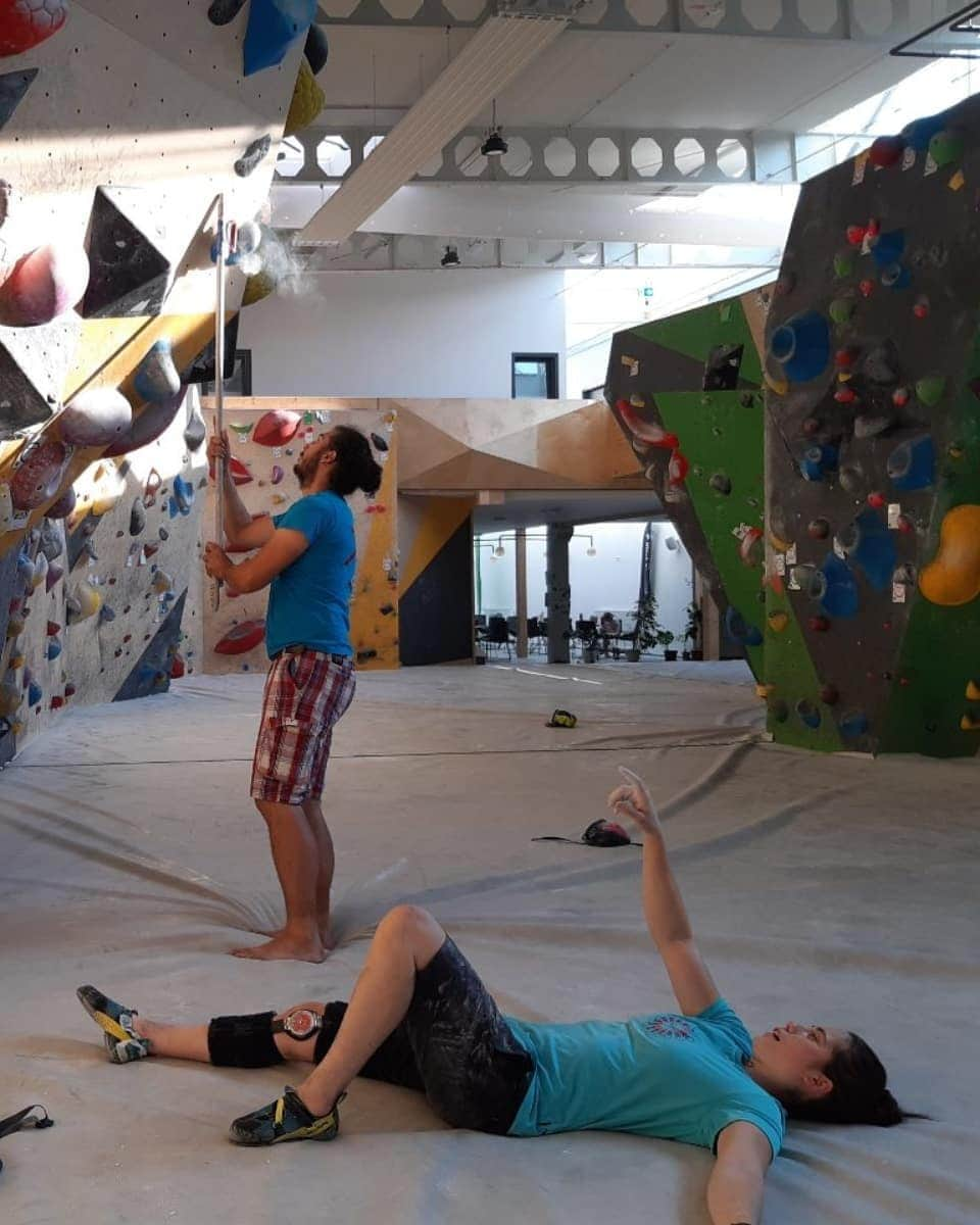 スターシャ・ゲージョさんのインスタグラム写真 - (スターシャ・ゲージョInstagram)「So busy with climbing lately. I don't remember ever being so obsessed with training and progress. My soul has been hungry for such feeling in the past 8 months after the ACL rupture. I forgot to properly celebrate my 6-month-post-op anniversary on the 8th of November so let this be a "short" sum up.  Got injured on the 23rd of March, had surgery on the 8th of May, now I should be completely recovered - by the protocol at least 🤷🏻‍♀️. The journey is not over yet, time to work more on the leg explosivity, flexibility and, most importantly - confidence. The main focus of the upcoming period is training for the European Combined Championships in Moscow (March 2020). This is a video of me practicing and repeating comp style moves in @boulderweltmuenchenost  And some more photos as a reminder of the process. Hopefully, it will never happen again.  Many many thanks to everyone that supported me in any way, from the very first moment! I couldn't have gone through this alone.  @melissaleneve @tobsemoser @johannesaltner @thecircuitclimbing @gejoslobodan @gejoana @penjaci_srbija @retroindustrialights @anjaserbinek @oksrbije @rintinbin @tomazzamrnik #markomacura @scarpaspa @trangoworldofficial @wingschalk @climbskinspain @morphoholds  #aclrehab #aclrecovery #nevergiveup #climbing #echmoscow2020 #roadtotokyo2020 #lastchance」11月14日 20時17分 - gejostasa