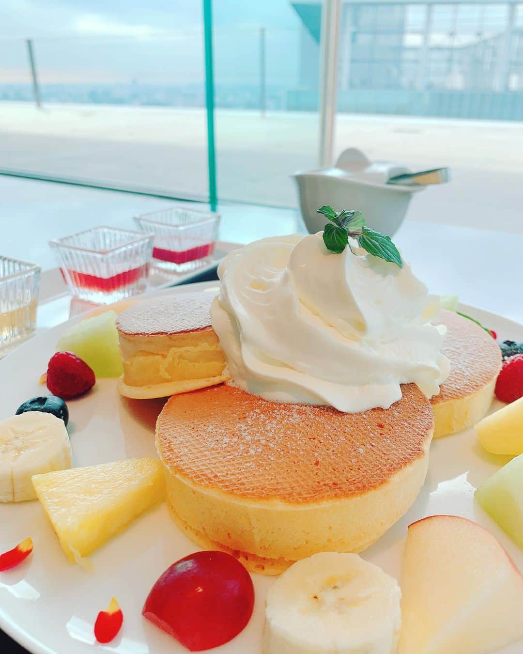 愛純もえりのインスタグラム：「新海誠さんも、ここでお茶したりするのかなぁ、、、 . . なんて事を考えながら、久々に1人でぼーーーーーーーーーーーーーーーーーーーーーーーーーーーーーーーーっとしました🍓 . . ちょっと色々疲れた。 . . . #サザンテラスタワー」