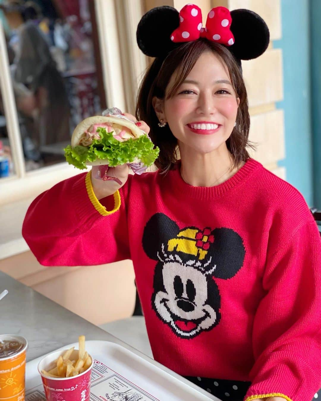 石井里奈さんのインスタグラム写真 - (石井里奈Instagram)「こんばんは🌟 . 今夜は里奈ログ😋@TDS編最終回✨ . ディズニーシーのニューヨークデリで、期間限定のスペシャルセットを😋💕 . カマンベールチーズとハニーマスタードチキンのサンド🧀🍗 . チーズ好きにはたまらないこのメニュー😍✨ . トロっとチーズと甘辛なチキンの組み合わせが最高においしかったよ😍 . いつもおゆきとディズニーに行くと食べ物食べる時、おゆきが写真撮る？っていって、必ず写真とってくれるのだ🥺やさしい😂💕 . 今日もお疲れ様でした☺️💕💕 . #tokyodisneyland #disneyland #disney #tdl #tds #東京ディズニーランド #東京ディズニーリゾート #ディズニーランド #ディズニー #ディズニーコーデ #ミニーコーデ #ミニー #ミニーマウス #minniemouse #minnie #クリスマス #ディズニークリスマス #ファッション #コーデ #ダッフィー #ダッフィーグッズ #disneychristmas #ディズニークリスマス2019 #christmas #xmas #りなまるグルメ #フライドポテト #サンドイッチ #ニューヨークデリ #ディズニーグルメ」11月14日 20時25分 - ri7tin1025