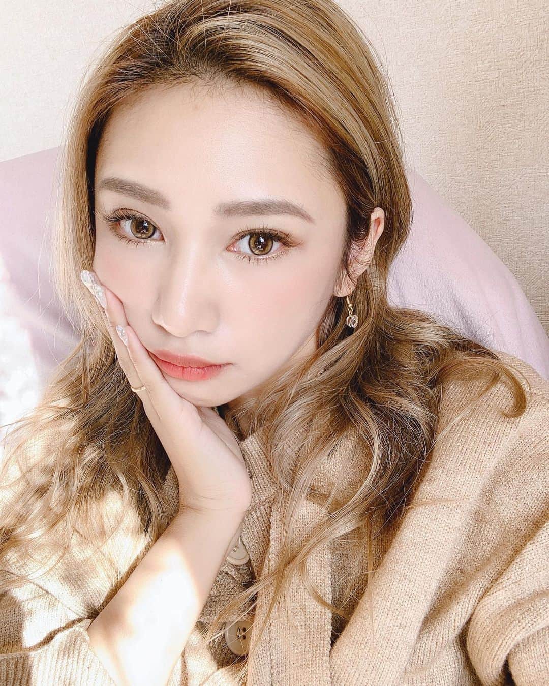 新井ニーニャのインスタグラム：「🍑﻿ ﻿ ﻿ ﻿ 毎日小顔小顔〜！って美意識をあげていましたが﻿ いつも外側のケアだけで﻿ 深層部までのケアが出来てなかったので﻿ フェイシャルにいってきました💗﻿ ( 色々あって前髪ちぎれたのでアホ毛が凄いのはご愛嬌で )﻿ ﻿ 初めていった、新宿にある﻿ #ナージュクリニカルサロン さん✨﻿ わたしはいつもこういう場所は﻿ インスタで見つける事が多いかな🤔🧡﻿ ﻿ メニューは﻿ ・ウルトラC﻿ ・リンパボーラー﻿ ﻿ をしました！スワイプしたらかなりわかるんだけど、施術後にこれ。ほんとに凄い。シュ！って。なる。ほんとに凄い。（2回目）﻿ ﻿ 施術中の動画も許可貰って撮りました🤣顔の表情筋にアプローチしているから、こんなにリフトアップが出来るんだって！施術中は勝手に筋肉がピクピク動いているので、ちょっと面白い。笑﻿ でも顔にこんなに筋肉あるんだなぁ〜！ってしみじみ感じました。﻿ ﻿ きっと、毎日楽しくて笑ってると顔の表情筋も鍛えられるから若々しくいられるんだと思う！﻿ だから、若さの秘訣として笑顔になることは本当に意味のある美容法なんだと気付きました！みなさん、笑いましょう！！🥰😚😍🤩😘﻿ ﻿ ﻿ そして、夜はまた毎晩アガリズムで小顔マッサージをする私なのでした🤙🏽継続は力なり❤️﻿ ﻿ ﻿ ﻿ ﻿ #綺麗になりたい #ママ #若返り #小顔 #小顔ケア #美意識 #美容 #美容オタク #美意識向上委員会 #セルフィ #自撮り #午前中の太陽光って盛れる #エステ #フェイシャル #フェイシャルエステ #顔の筋トレ #ナージュ #najuclinicalsalon﻿」