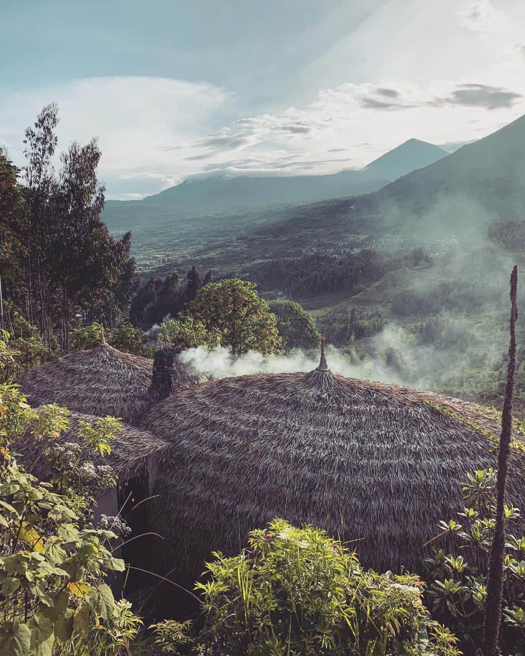 マリア・シャラポワのインスタグラム：「Waking up to this volcanic mountain view 🌋. Nestled inside the #Rwanda Bisate hills, the view from our little teletubbie- like cabins made the long journey worth every minute.」