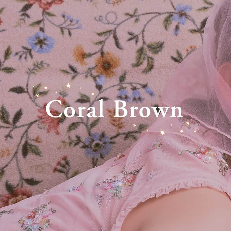 PIA official Instagramさんのインスタグラム写真 - (PIA official InstagramInstagram)「【MOLAK1day】 宮脇咲良イメージモデルのカラコン 「MOLAK」が昨日より好評発売中😍✨ 「Coral Brown」は、 ウォームからのGRADATIONで瞳をトーンアップ🧡 本来の瞳でフチをつくる着色小さめレンズです😘 黒目の大きさをサイズアップしたくない方は是非💁‍♀️ ------------------------- BRAND： MOLAK COLOR：Coral Brown SIZE：14.2mm GDIA：11,9mm BC：8.6mm PRICE：1,600円＋TAX MODEL：@39saku_chan ------------------------- 公式通販サイトのLILY ANNAでは2箱ご購入頂いた方に1箱プレゼントしちゃうお得なキャンペーンも実施中です🎁 #molak #モラク #sakuramiyawaki #宮脇咲良 #さくちゃん #sakumail #pia #カラコン #colorcontacts #izone #아이즈원 #미야와키사쿠라 #컬러렌즈 #렌즈 #메이크업 #makeup #makeupforever #アイズワン」11月14日 20時31分 - pia_contact