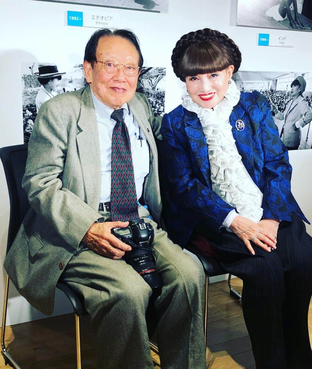 黒柳徹子さんのインスタグラム写真 - (黒柳徹子Instagram)「今年は、子どもの権利条約採択30周年、日本と国連児童基金（UNICEF）のパートナーシップ70周年、そして、私がUNICEF親善大使に任命されてから35周年になります。 これらの節目を記念し、‪2019年11月18日（月）‬から‪29日（金）‬まで、霞が関ビルディングにて、パネル写真展示会を開催します。 今日は、そのレセプションに参加しました。 私がユニセフ親善大使に就任してから、35年間ずっと一緒に同行して、写真を撮ってくださってるのは、先日、文化勲章を受章された写真家の田沼武能さんです。 ちなみに、田沼さんは、私より年上ですが、いつも大きなカメラを3つ首からぶらさげて奮闘していらっしゃいます。この展示会で、是非、田沼さんの写真をご覧ください。  主催：国連児童基金（UNICEF）東京事務所 パネル展示会（子どもの権利条約採択30周年、日本－UNICEFパートナーシップ70周年、黒柳徹子UNICEF親善大使就任35周年記念） 日時：‪2019年11月18日（月）～11月29日（金）‬ 場所：霞が関ビルディング・ロビー階（‪東京都千代田区霞が関三丁目2番5号‬） 参加費用：無料 子どもの権利条約採択30周年をご紹介するコーナーでは、採択後の30年を振り返るとともに、これからの30年の子どもたちの世界について考えます。 日本とのパートナーシップをご紹介するコーナーでは、第二次世界大戦後にUNICEFから支援を受けていた頃の日本の子供たちの写真を展示します。 そして黒柳徹子大使の活動を紹介するコーナーでは、文化勲章を受章された写真家の田沼武能氏が撮影した黒柳大使の現地視察の様子を写真でご紹介します。」11月14日 20時31分 - tetsukokuroyanagi