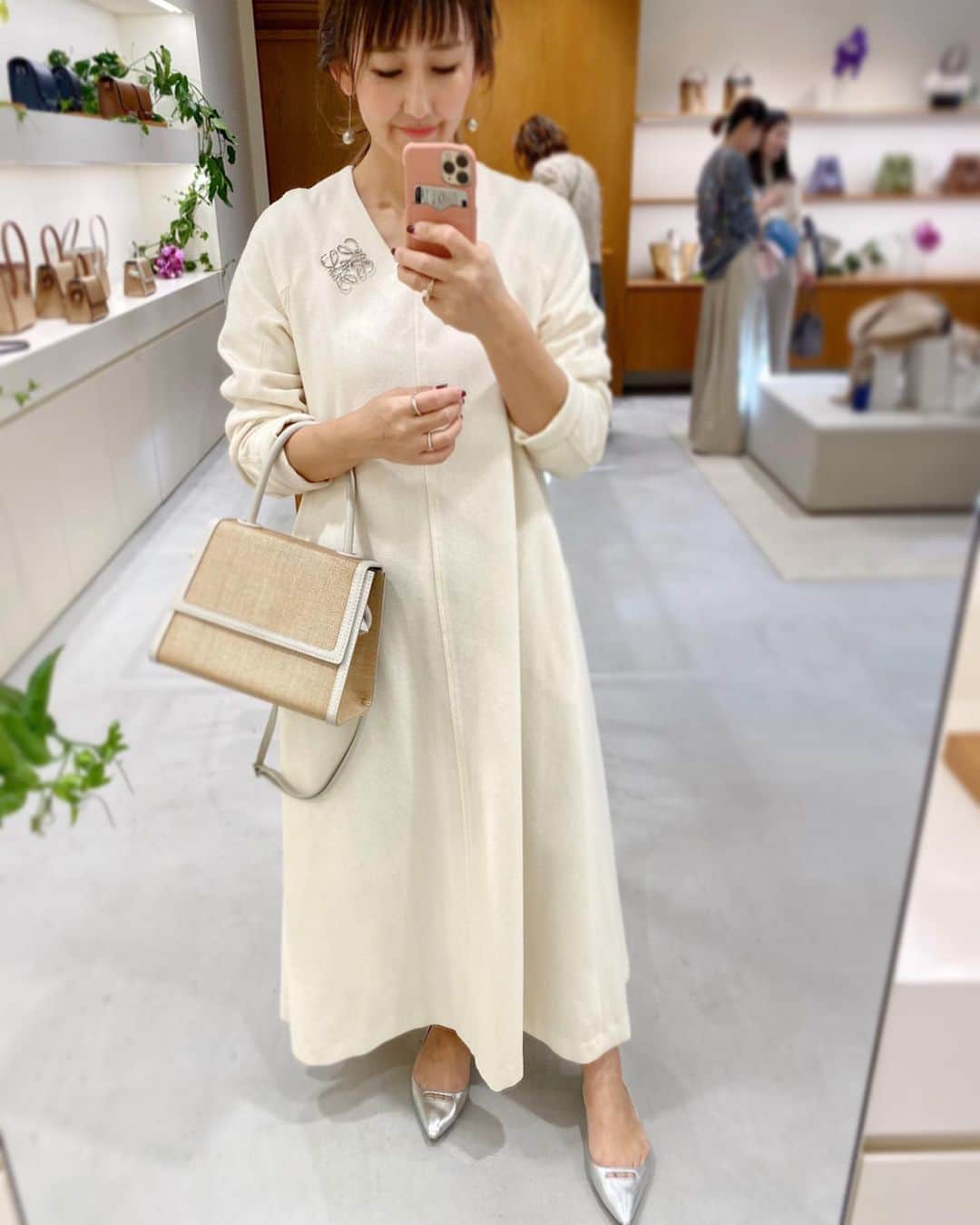 のインスタグラム：「@vasic_japan 2020SS * 今回も定番のBOND、CITYのカラーバリエーションが豊富で可愛かったぁ✨ 荷物も沢山入るトート型のもの使いやすそうでした！ 私は今回1枚目のBEE Bagにしました♡ #vasic #2020ss」