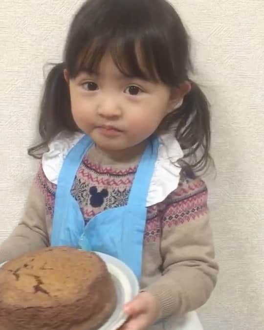 satomiのインスタグラム：「🍫🧁 . . たくさん遊んで今日は20時前に就寝😴❤️ . . 昔のムービー見てたら止まらなくなる！！ . これは去年のバレンタインの時の🎬 #ばれんたいしゅ . 喋り方とかこんなに幼かったのか〜🥺💓💓💓 . パパに塩対応なのは相変わらずだな（笑） . はぁ愛おしい泣ける…❤️ . . #2歳 #2歳5ヶ月 #バレンタイン #女の子 #girl #インスタキッズ #ベビフル #ママリ#コドモノ #コズレ #ママトコ」