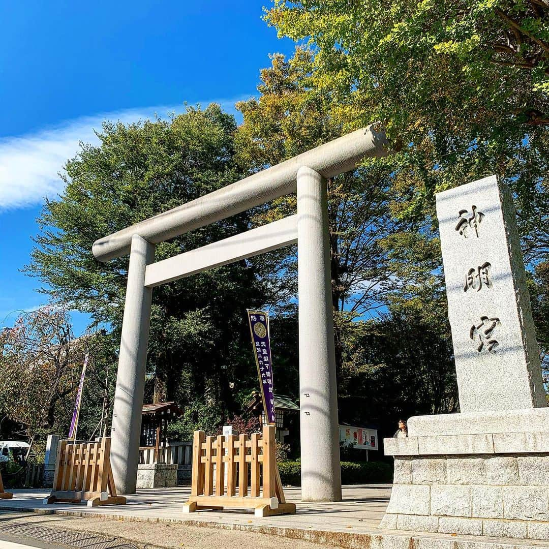 あっくんさんのインスタグラム写真 - (あっくんInstagram)「国土の創造神イザナギが生んだ三貴子が祀られている神社。 皇室の御祖神でもあり、国家の最高神とされている天照大神が御祭神。 伊勢神宮とも深い関わりがある。  #阿佐ヶ谷 #asagaya #阿佐ヶ谷神明宮  #asagayashinmeigu  #御祭神  #天照大御神  #須佐男 #月読 #三貴子 #日本武尊  #パワースポッチャー」11月14日 20時42分 - akkun_shibuya