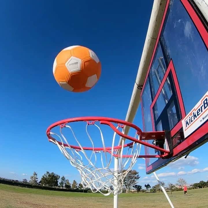 Kamiwaza Trickshotsのインスタグラム：「Never give up Over 600 attempts in 2days  #nevergiveup #try #soccer #football #sports #basketball #hoop #nba #tricks #trickshots #japan #goals #skill #cool #awesome #crazy #kickerball」