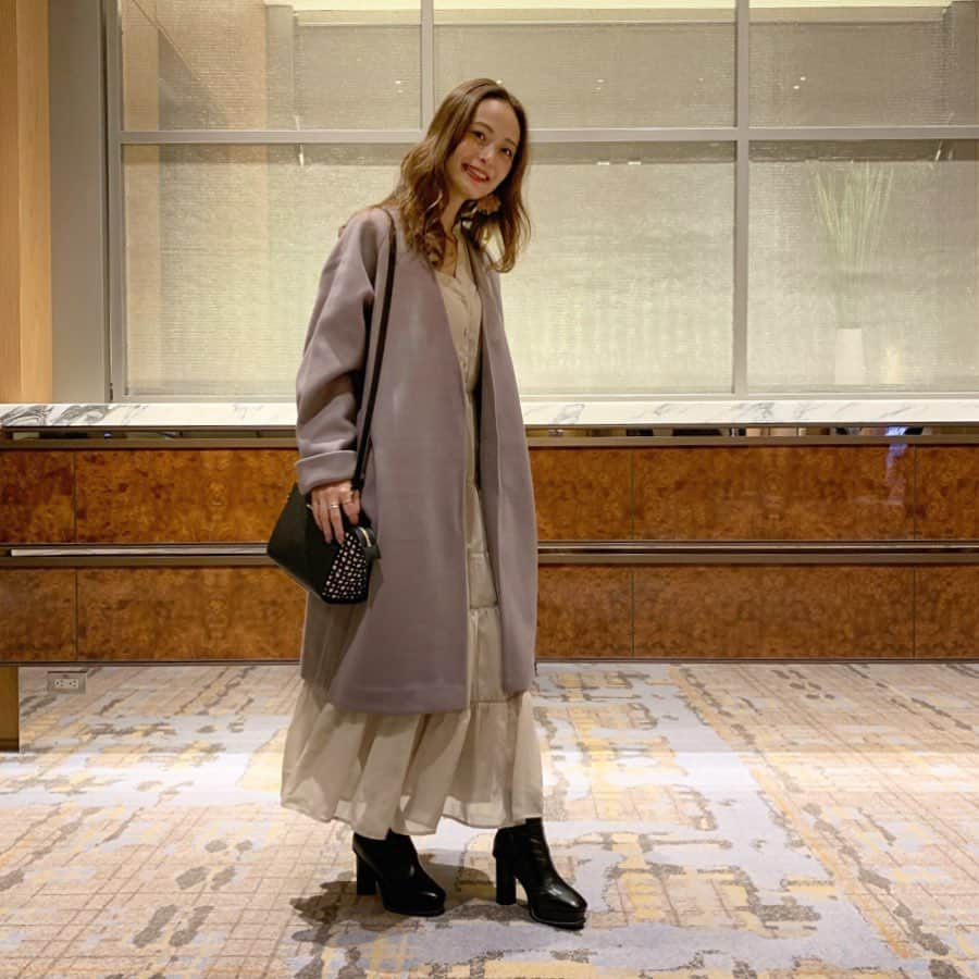 のインスタグラム：「♡♡ . . この間のcode👠✨ . .  outer / @colony2139_jp  onepiece / #rienda  bag / #MICHEALKORS  boots / #randa . . ちょっと肌寒くなってきて ニットだけでは過ごせない時は 中に着るものを薄くして もぉコート着ちゃってます🥴⭐️ . . ノーカラーでカジュアルにも なんにでも合わせられるこのコート💋 . 色も持ってないモカにして 今年のお気に入りに追加🥺💗 . . #CWA1092408A0003 #colony2139 #mai___fashion #mai___code#code #コーデ #コーディネート #coordinates #fashion #ファッション#outfit #笑顔 #smile #ootd #お洒落さんと繋がりたい #可愛い #秋コーデ #カジュアル #カジュアルコーデ #ラフコーデ #冬コーデ」