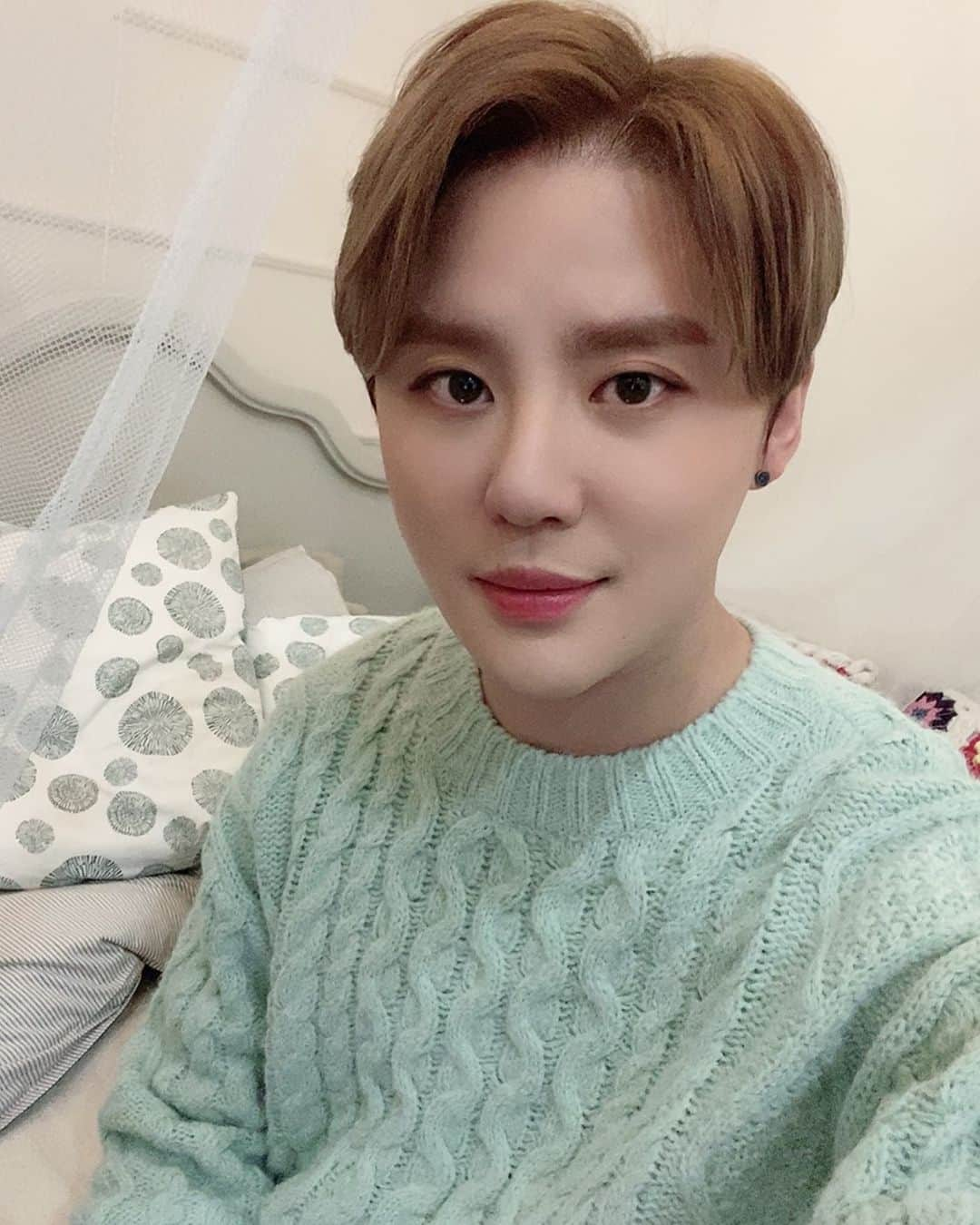 C-JeS エンタテイメントさんのインスタグラム写真 - (C-JeS エンタテイメントInstagram)「#김준수 With VLive❤️ 같이 먹어요 먹방토크 전 살짝 #워밍업 😉 . 모두들 #티켓팅 성공하셨나요😎 그렇다면 XIA 1st FANSHIP 구독자 여러분 🗣 잠시후 9시 #사적인프리뷰 로 먼저 만나요✔️ . #함께보기▶️ https://www.vlive.tv/video/159509 . Welcome, everyone! See you on FANSHIP Private Preview VLive with KimJunsu! Join us at 21:00 ! Stay tuned! . #김준수 #金俊秀 #XIA #XIA준수 #XIAJUNSU #V라이브 #VLIVE #PrivatePreview #같이먹어요 #EATINGSHOW #목요일 #밤10시 #라이브 #소통 #씨제스타그램 #Cjestagram」11月14日 20時43分 - cjes.tagram