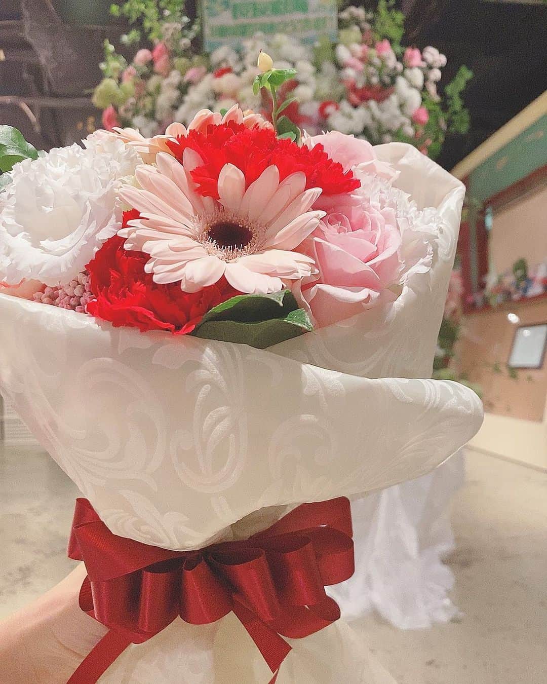 長友彩海さんのインスタグラム写真 - (長友彩海Instagram)「☺︎ 抱えきれない程の愛を貰ったから 私からも皆さんへ沢山届けないとですね🕊💌 今年も可愛い生誕祭のお花をありがとうございました！💐 #生誕祭 #スタンドフラワー」11月14日 20時55分 - ayami.n_48