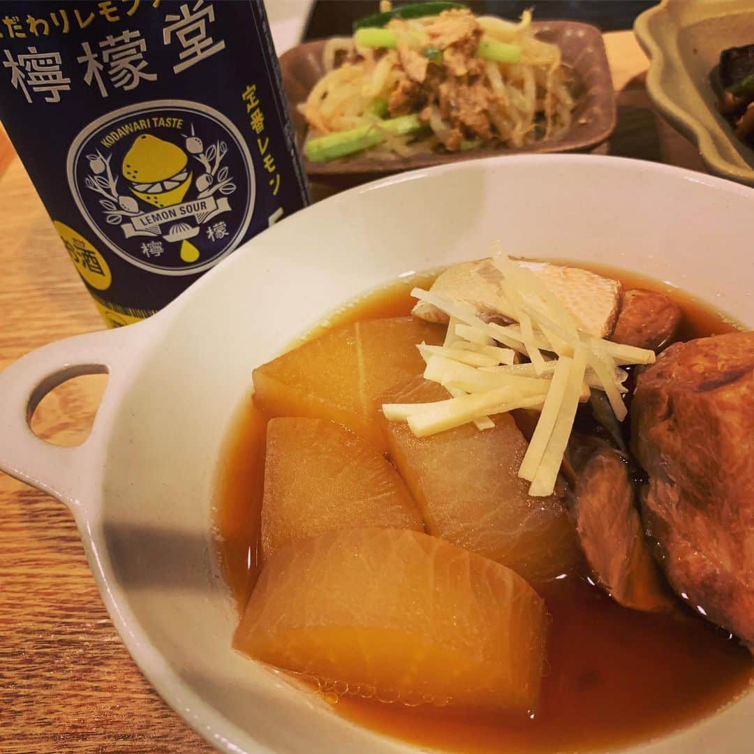 奥山レイカのインスタグラム：「ぶり大根つつきながら晩酌をしてみます。 とてもレモンを感じます🍋🍋🍋 まだ全種類飲んでないけど、この定番レモンが1番好きかな！ 多分。 #檸檬堂 #レモンサワー #塩レモン#家飲み #宅飲み #酒スタグラム #ぶり大根 #料理 #煮物 #和食ごはん」