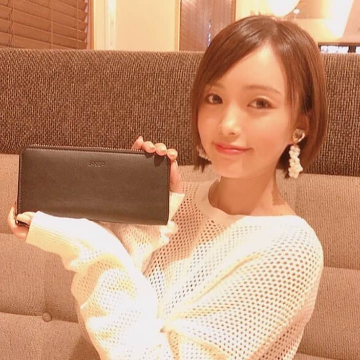 ゆうかさんのインスタグラム写真 - (ゆうかInstagram)「クリスマスプレゼント🎁﻿ 一足早いけど主人に渡しました‼︎‼︎😍→→﻿ ﻿ バングラデシュの本牛皮で色などもオーダーメイドの長財布を送ったんだけど、喜んでもらえたよ〜🥰❤️﻿ ﻿ シンプルだけど﻿ オシャレなブルーを差し色で入れてオーダーしてみました☺️💕💕﻿ ﻿ ネットでデザインできたから楽ちんだったけど、物はカナリ良い‼︎‼︎﻿ ﻿ お値段は14800円とすごくリーズナブルなのに、オーダー受けてから、職人さんの手作りで作ってもらえるの🥺💕﻿ ﻿ だから、細部までしっかりとした作りで﻿ 肌馴染みも良いし、﻿ デザインも絶対使いやすいから最高😍❤️﻿ ﻿ たくさん使ってもらえたら良いな☺️💕✨﻿ ﻿ @joggo_store ﻿ お財布の中に型押しもできるよ💕✨ ﻿ ------------------- ﻿ 500円OFFになるクーポン：【CMJ19v178e】 ※バッグは対象外 有効期限：12月15日 ﻿ オーダーは @joggo_store から! ﻿ 🎄クリスマスに間に合うためには🎄 ﻿ 通常便のご注文は12/2まで 特急便のご注文は12/15まで🎅 ※各商品ごと+1000円。バッグは特急便対象外。﻿ ﻿ 11/1〜の先着順で、クリスマスタグも付くよ🎄﻿ 無くなり次第終了です❤️ ﻿ ------------------﻿ ﻿ #一足早いクリスマスプレゼント #クリスマスプレゼント #プレゼント #長財布 #職人の手作り #オーダーメイド財布 #財布 #オリジナル財布 #旦那 #大好きな人 #カスタムオーダー #オシャレさんと繋がりたい #オシャレ #おしゃれさんと繋がりたい #おしゃれ #pr」11月14日 20時48分 - yuuka_japan