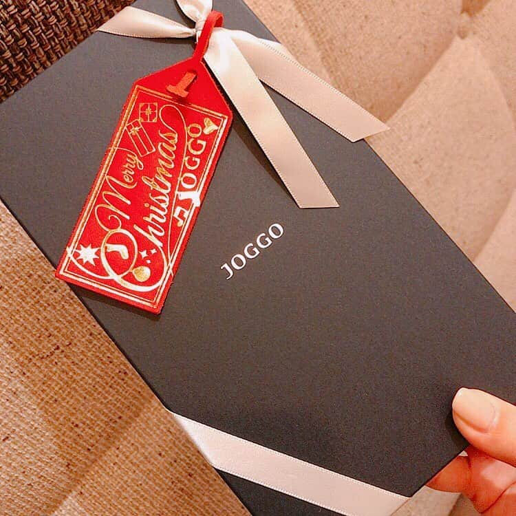 ゆうかさんのインスタグラム写真 - (ゆうかInstagram)「クリスマスプレゼント🎁﻿ 一足早いけど主人に渡しました‼︎‼︎😍→→﻿ ﻿ バングラデシュの本牛皮で色などもオーダーメイドの長財布を送ったんだけど、喜んでもらえたよ〜🥰❤️﻿ ﻿ シンプルだけど﻿ オシャレなブルーを差し色で入れてオーダーしてみました☺️💕💕﻿ ﻿ ネットでデザインできたから楽ちんだったけど、物はカナリ良い‼︎‼︎﻿ ﻿ お値段は14800円とすごくリーズナブルなのに、オーダー受けてから、職人さんの手作りで作ってもらえるの🥺💕﻿ ﻿ だから、細部までしっかりとした作りで﻿ 肌馴染みも良いし、﻿ デザインも絶対使いやすいから最高😍❤️﻿ ﻿ たくさん使ってもらえたら良いな☺️💕✨﻿ ﻿ @joggo_store ﻿ お財布の中に型押しもできるよ💕✨ ﻿ ------------------- ﻿ 500円OFFになるクーポン：【CMJ19v178e】 ※バッグは対象外 有効期限：12月15日 ﻿ オーダーは @joggo_store から! ﻿ 🎄クリスマスに間に合うためには🎄 ﻿ 通常便のご注文は12/2まで 特急便のご注文は12/15まで🎅 ※各商品ごと+1000円。バッグは特急便対象外。﻿ ﻿ 11/1〜の先着順で、クリスマスタグも付くよ🎄﻿ 無くなり次第終了です❤️ ﻿ ------------------﻿ ﻿ #一足早いクリスマスプレゼント #クリスマスプレゼント #プレゼント #長財布 #職人の手作り #オーダーメイド財布 #財布 #オリジナル財布 #旦那 #大好きな人 #カスタムオーダー #オシャレさんと繋がりたい #オシャレ #おしゃれさんと繋がりたい #おしゃれ #pr」11月14日 20時48分 - yuuka_japan