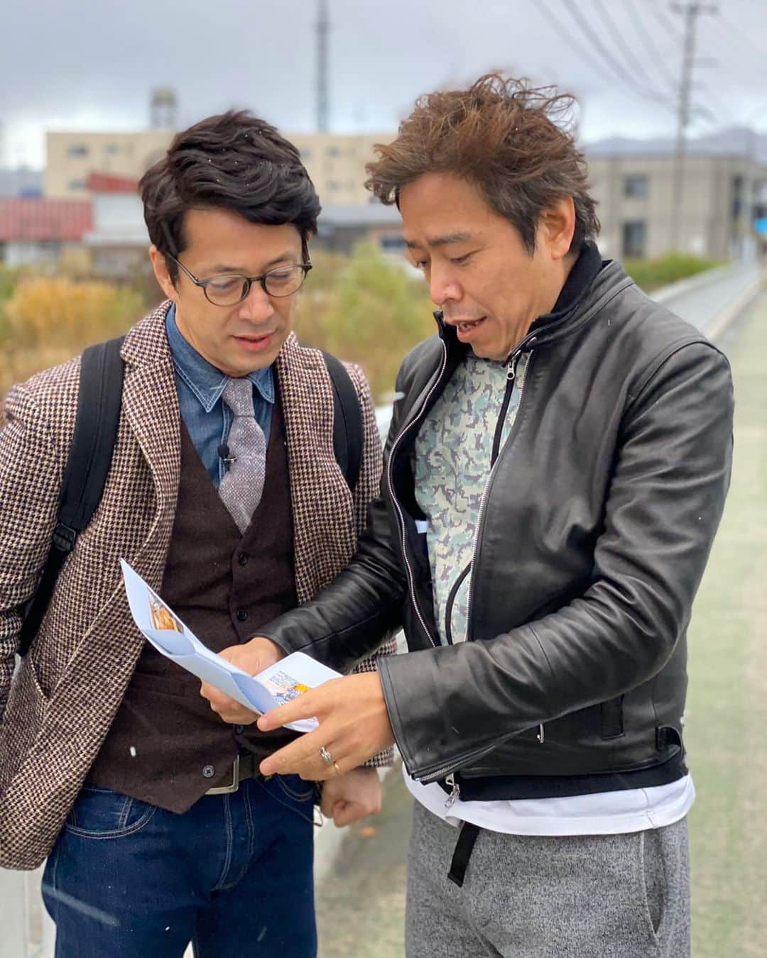 西川忠志さんのインスタグラム写真 - (西川忠志Instagram)「仕事中！  音声の藤田さんがロケ中 津田ディレクターと僕のツーショットを 撮ってくださっていて 只今送信してきてくださいました！ 自然体で！良い画像ですね！ 嬉しいな😊！優しいな😊！ おまけショット⁉︎ということで😅 よく見ますと、僕の髪の毛には粉雪が！  そして、ストーリーズにも昨日から連続で投稿しております！ ストーリーズの使い方がやっと分かって参りました😅  感謝  #ロケ #ロケ中 #自然体 #ディスカッション #津田ディレクター #西川忠志 #吉本新喜劇 #よしもと新喜劇 #ツーショット  #嬉しい #優しい #髪の毛 #ストーリーズ #インスタグラム #Instagram #粉雪 #ありがとうございます #ありがとう #感謝 #仕事中 #仕事」11月14日 20時50分 - nishikawa_tada