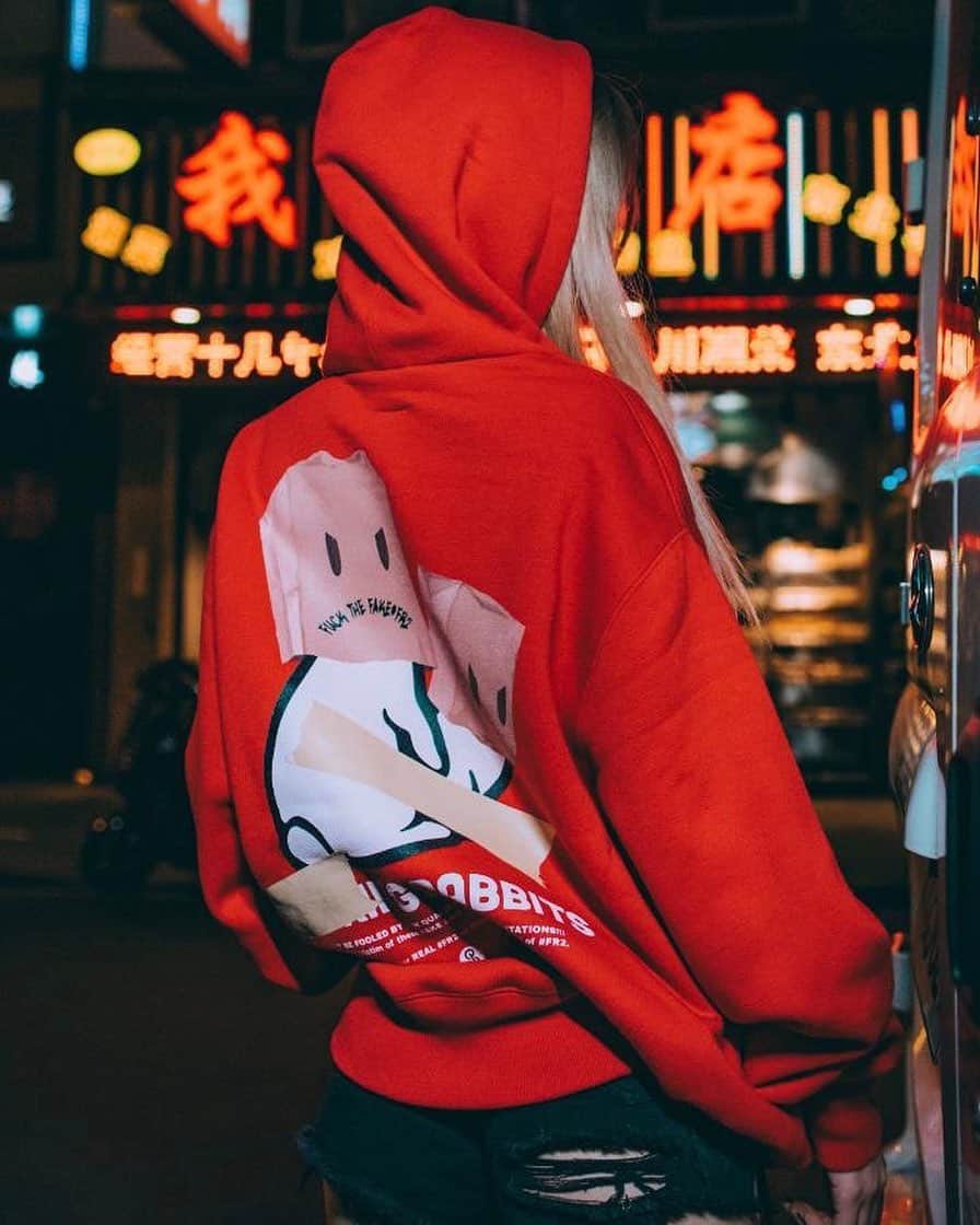 石川涼のインスタグラム：「中国での #FR2 の偽物の事件から5ヶ月が経ちました。あの声明文の後、皆さんの協力もあって上海の偽物会社に公安の捜査が入り結局彼らは未だお店もオープン出来ていません。しかしまだ決着はついていないので僕らは僕らなりに戦っていきます。ということで明日から北京です。世界で戦う。  第一次在北京，我們將發售”反仿造”的特別限定商品。這週六下午2點我們將在POPCORN-SANLITUN北京店與您見面！  First time in Beijing, anti fake special capsule will be released. See you at POPCORN-SANLITUN, BEIJING store this Sat 2pm.  今週末は北京で中国用の新マークを使って“アンチフェイク”のPop-upイベント！  #FR2#fxxkingrabbits#popcorngeneralstore #popcornsupply#beijing#北京#fuckthefakefr2」