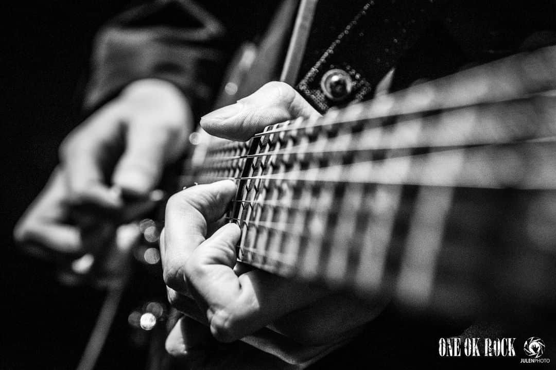 Julen Esteban-Pretelのインスタグラム：「I love to shoot during soundchecks because I can be in places I could never be during the show and get different types of images. This photo was shot a few cm away from the neck of @toru_10969’s guitar during the rehearsal of @oneokrockofficial at Yokohama Arena (Day 1) and I really like its very shallow depth of field.  #ONEOKROCK #EyeOfTheStorm #JapanTour #JulenPhoto #TOURDREAMS」