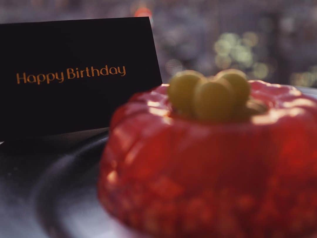 田中亜希子さんのインスタグラム写真 - (田中亜希子Instagram)「今日は次男7歳の誕生日🎂  これからも健康で 人の優しさに感謝し、優しく、心も身体も強く大きな男になってほしいな。  フルーツ好きの子供たちには、ゼリーのケーキが好評です＾＾ 今日はいちごゼリー🍓。 型はクグロフの型を使用しました！  #誕生日#誕生日ケーキ#ゼリーケーキ」11月14日 21時04分 - akiico