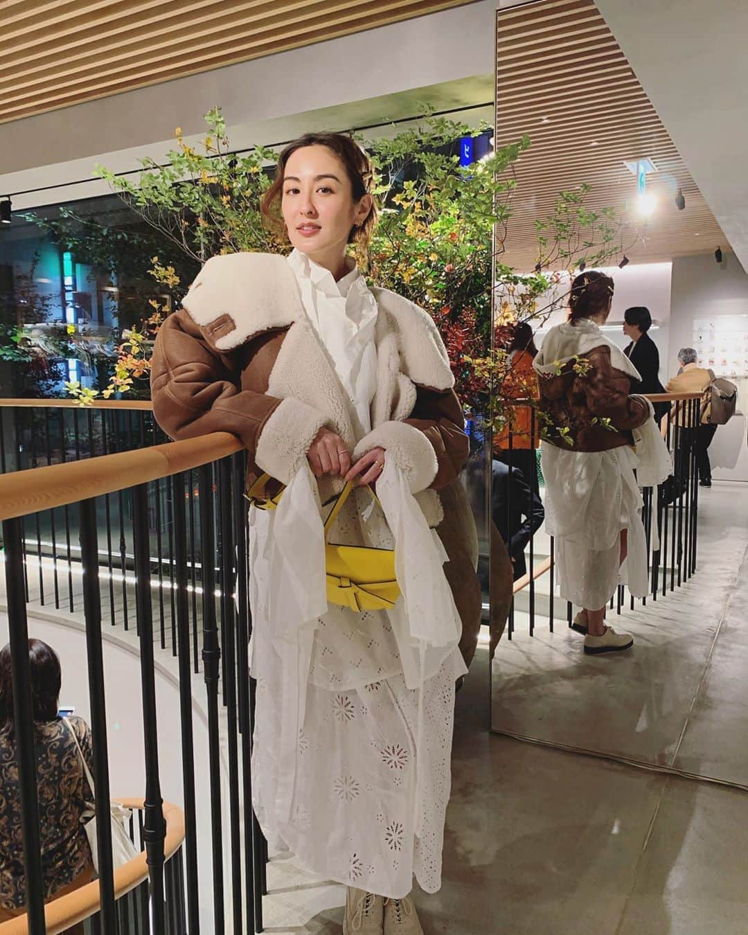 オードリー亜谷香のインスタグラム：「@loewe 🧡💛 #LOEWETokyo  #LOEWE #ロエベ」
