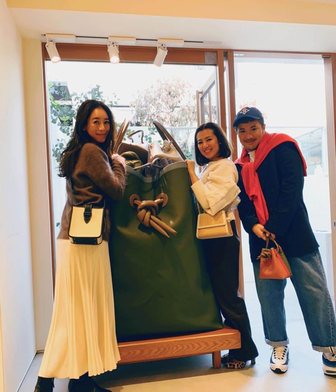 のインスタグラム：「vasic 1st anniversary 2020 s/s  collection 拝見してきました。  キャンパスコラボ達の生地と紐の色々な組み合わせで同じ形なのに こんなにも　様々な表情になるのねって ほーんとどれも素敵。  そして2枚目のこの形お気に入りは白。サイズ感といい🌹 @vasic_japan  #vasic #何個でもほしくなる #カラフル可愛い」