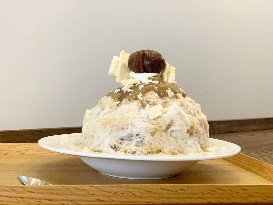 原田麻子さんのインスタグラム写真 - (原田麻子Instagram)「モンブラン  あるうちは いつだってモンブラン。  ほんと好きです… 美味しいシカナィ…  因みにこのモンブランのかき氷を イメージして作った グラスデザートも出ておりました  私は今日もほぼ雲のシフォンケーキを買いました  #かき氷#かき氷🍧#おやつ#ごはん#sweets#shaveice」11月14日 21時13分 - achakoko