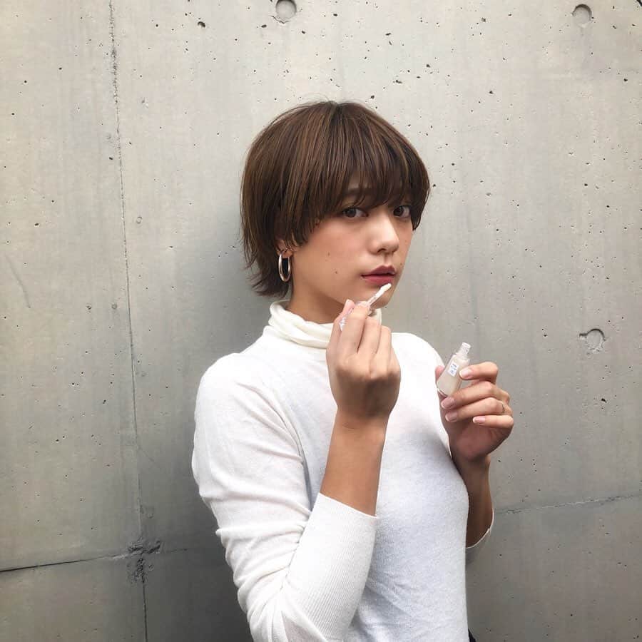 石川瑠利子のインスタグラム：「いつものメイクに @UZU_byflowfushi のリップトリートメントを。 乾燥がすごく気になってくる季節だから嬉しい。 縦ジワをカバーしてくれるのもいいよね🙆🏻‍❤️ 私が使っているのは±0のclear🌟 . 夜塗って寝ると荒れが治って唇が柔らかくなるから、大好きな旅行にも持っていこっと✈️✨ . . #UZU #38C99F #cosme #instabeauty #UnframeTheBeauty #FLOWFUSHI」