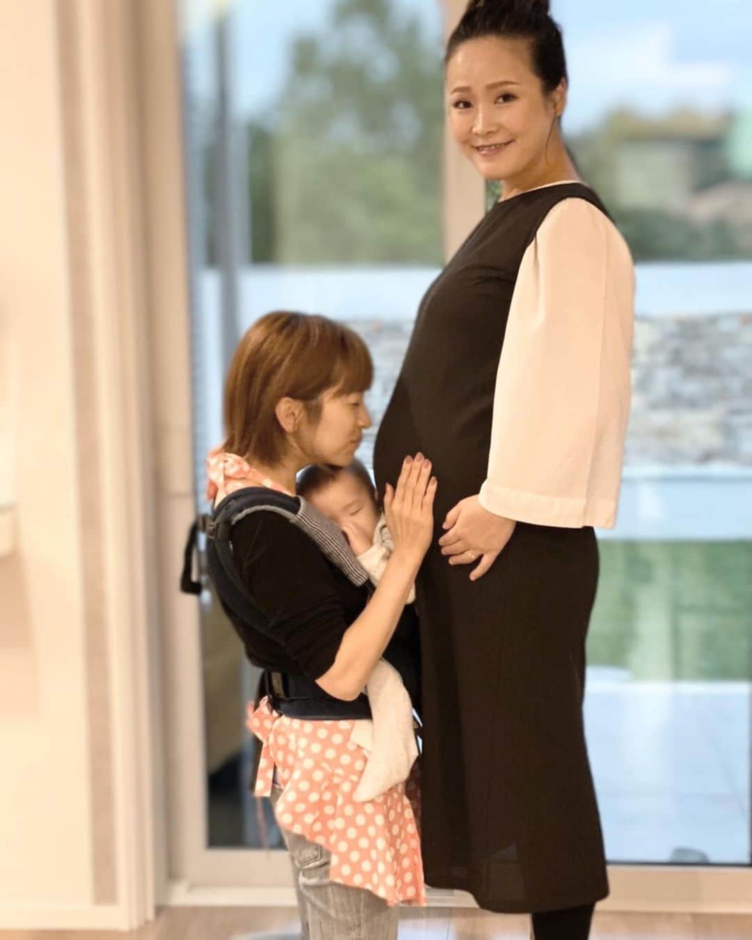 田中涼子のインスタグラム：「もうすぐ会える(;_;)♡ 愛しい赤ちゃん頑張って産まれてきてね♡ 私も立ち合ってサポートしたいくらいドキドキ。  ヨリ感動で失神しちゃうんじゃないか✨  #もうすぐ出産 #マタニティ#幸せな顔可愛い#妊婦さん」