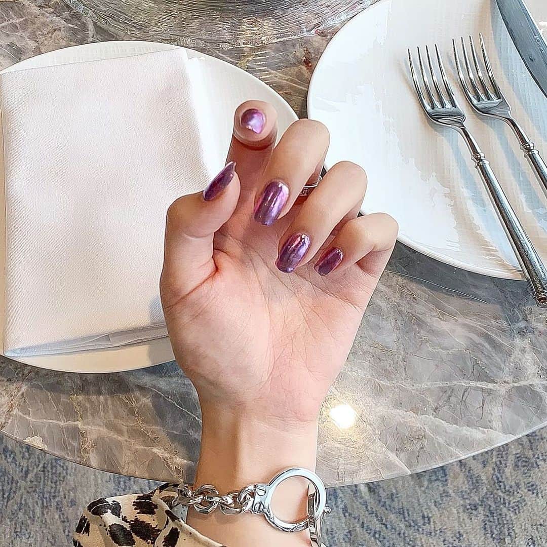 原涼香のインスタグラム：「NEW NAIL ❤︎ ３色を混ぜたムラミラー🕯💗 ㅤㅤㅤㅤㅤㅤㅤㅤㅤㅤㅤㅤㅤ @mamijingu  ありがとうございます♡ ㅤㅤㅤㅤㅤㅤㅤㅤㅤㅤㅤㅤㅤ」