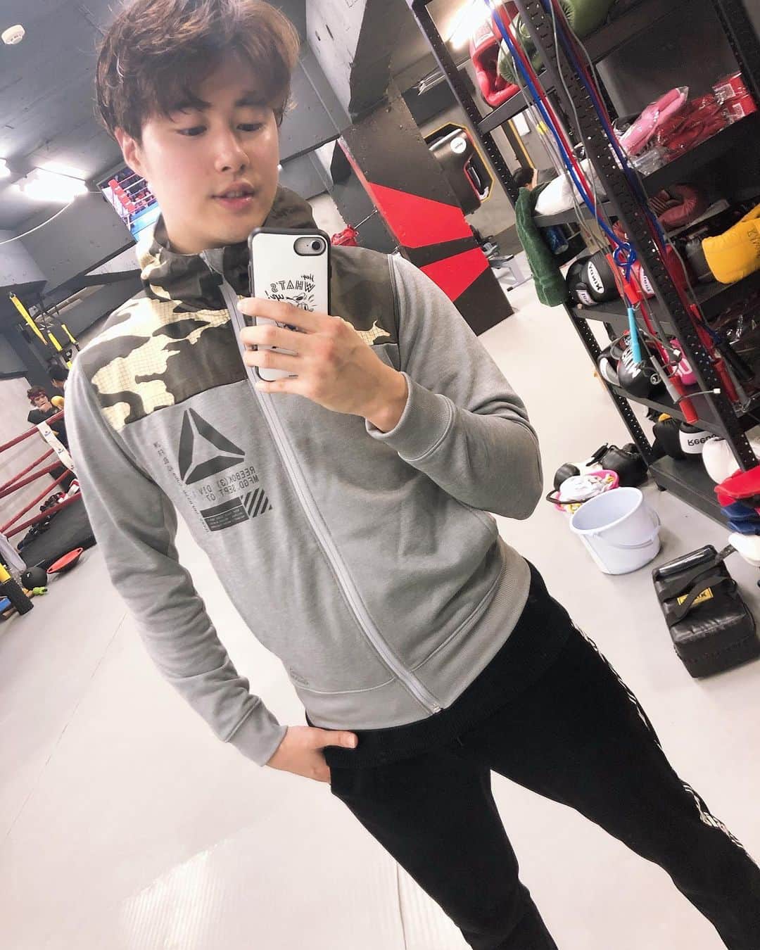 のインスタグラム：「頑張れば頑張る分だけ体についてくるって言う事を最近また感じてる！以前頑張って水泳に通ってた時とはまた違う筋肉のつき方を感じてるし、やっぱ運動は最高に楽しくて面白いですね🥰これからもとことん好きな事をやって楽しませていただきます✨寒くなる時期ですが体調に気をつけて、1日1日皆んなで頑張りましょう！アジャアジャファイティン！🔥 . . . #JG #joonho #トレーニング #頑張りましょう ‼️」
