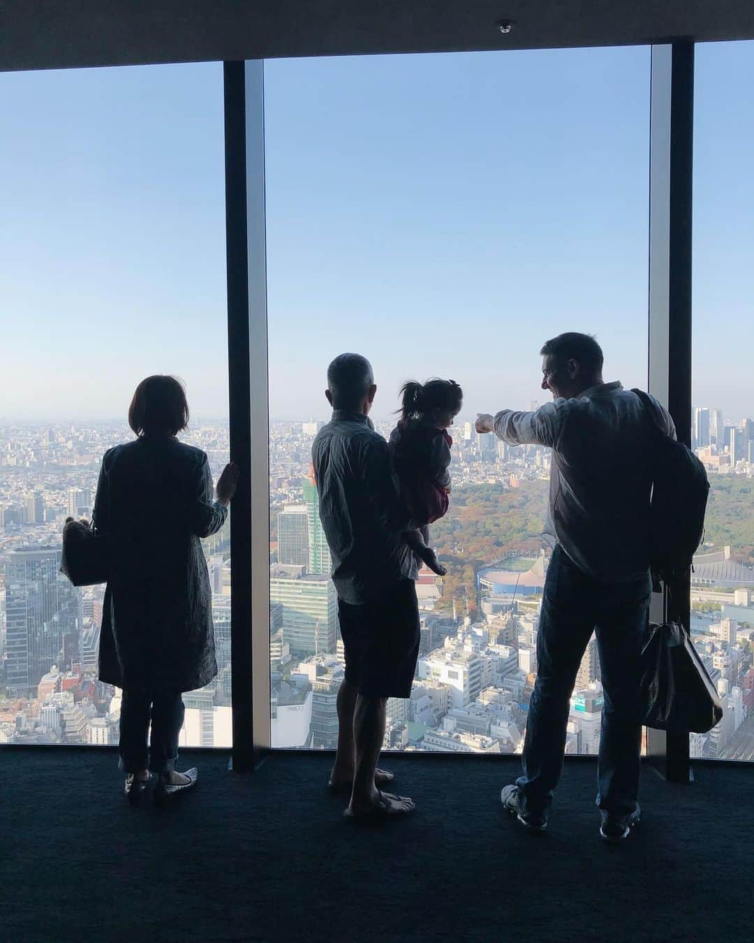 大橋菜央さんのインスタグラム写真 - (大橋菜央Instagram)「Enjoyed impressive panorama view of Shibuya🥳 . . . 週末、Miaが乗りたがっていた ハチ公バスに乗って🚌 家族で渋谷スクランブルスクエアへ🏙 地上230m圧巻のパノラマビュー . ・・・そうです、靴はいてません🙄 もちろん土足厳禁ではありません やんちゃなお年頃😂 . ランチしてお買い物して 人混みに疲れたか帰ったらぐっすり昼寝😴 . もうちょっと落ち着いたら また夜景を見に来たいな🌃 . . . Ribbon: @alikoko.rabbit Clothes: @cutemichell.jp . . . #渋谷スクランブルスクエア #週末お出かけ #生後21ヶ月 #1歳9ヶ月 #こどものいる暮らし #たれ目 #たれ眉 #miababyliving #naoliving_tokyo」11月14日 21時10分 - naoliving