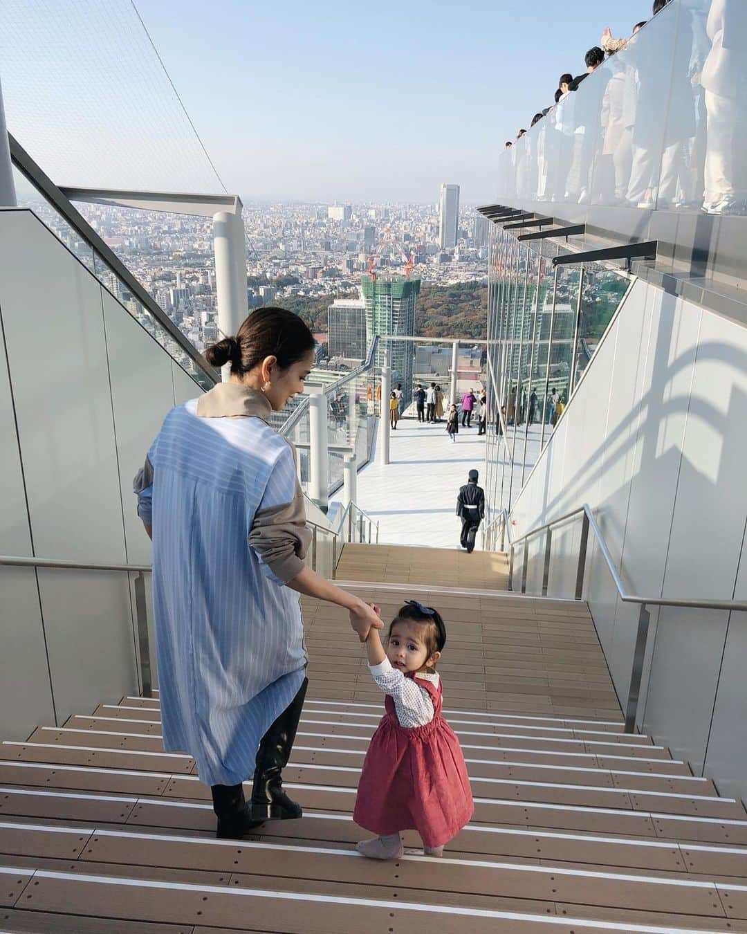 大橋菜央さんのインスタグラム写真 - (大橋菜央Instagram)「Enjoyed impressive panorama view of Shibuya🥳 . . . 週末、Miaが乗りたがっていた ハチ公バスに乗って🚌 家族で渋谷スクランブルスクエアへ🏙 地上230m圧巻のパノラマビュー . ・・・そうです、靴はいてません🙄 もちろん土足厳禁ではありません やんちゃなお年頃😂 . ランチしてお買い物して 人混みに疲れたか帰ったらぐっすり昼寝😴 . もうちょっと落ち着いたら また夜景を見に来たいな🌃 . . . Ribbon: @alikoko.rabbit Clothes: @cutemichell.jp . . . #渋谷スクランブルスクエア #週末お出かけ #生後21ヶ月 #1歳9ヶ月 #こどものいる暮らし #たれ目 #たれ眉 #miababyliving #naoliving_tokyo」11月14日 21時10分 - naoliving