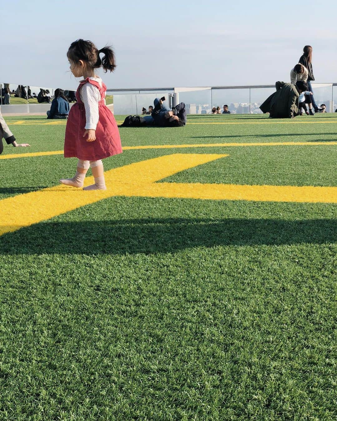 大橋菜央さんのインスタグラム写真 - (大橋菜央Instagram)「Enjoyed impressive panorama view of Shibuya🥳 . . . 週末、Miaが乗りたがっていた ハチ公バスに乗って🚌 家族で渋谷スクランブルスクエアへ🏙 地上230m圧巻のパノラマビュー . ・・・そうです、靴はいてません🙄 もちろん土足厳禁ではありません やんちゃなお年頃😂 . ランチしてお買い物して 人混みに疲れたか帰ったらぐっすり昼寝😴 . もうちょっと落ち着いたら また夜景を見に来たいな🌃 . . . Ribbon: @alikoko.rabbit Clothes: @cutemichell.jp . . . #渋谷スクランブルスクエア #週末お出かけ #生後21ヶ月 #1歳9ヶ月 #こどものいる暮らし #たれ目 #たれ眉 #miababyliving #naoliving_tokyo」11月14日 21時10分 - naoliving