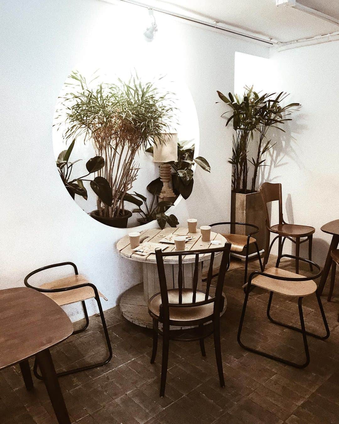 のインスタグラム：「☕️🌿 . お昼ご飯を食べたあとは オシャレなお店が立ち並ぶ漢南洞へ♡ . LOW COFFEEのアールグレイのミルクティとダークチョコのパウンドケーキめっちゃ美味しかった〜💘 . 周辺にもお洒落なお店とかカフェが色々あったよ☺︎ . #korea #cafe #韓国 #カフェ #韓国カフェ」