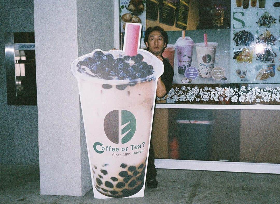 のインスタグラム：「ワイキキにあるタピオカ屋。タイミング合わず、一度も飲めませんでした。﻿ ﻿ #hawaii #honolulu #waikiki #tapioca #analog #analogfilm #film #filmphotography #portrait」