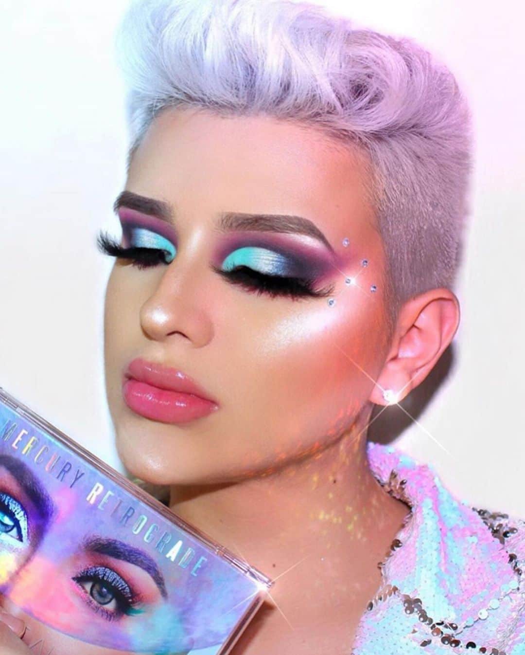 Huda Kattanさんのインスタグラム写真 - (Huda KattanInstagram)「Yeah, retrograde did that ☄💥 from a bronzed and spiced halo eye, to looks with pops of purple and blue, rosy pinks…..You can create infinite possibilities using #HudaBeautyMercuryRetrograde Palette! 😍✨ SWIPE left to see the GORG looks  #HudaBeauty  @roseandben @itschrisfigueroa  @liliya  @aisha_khan  @kristinaxmakeup」11月14日 21時15分 - hudabeauty