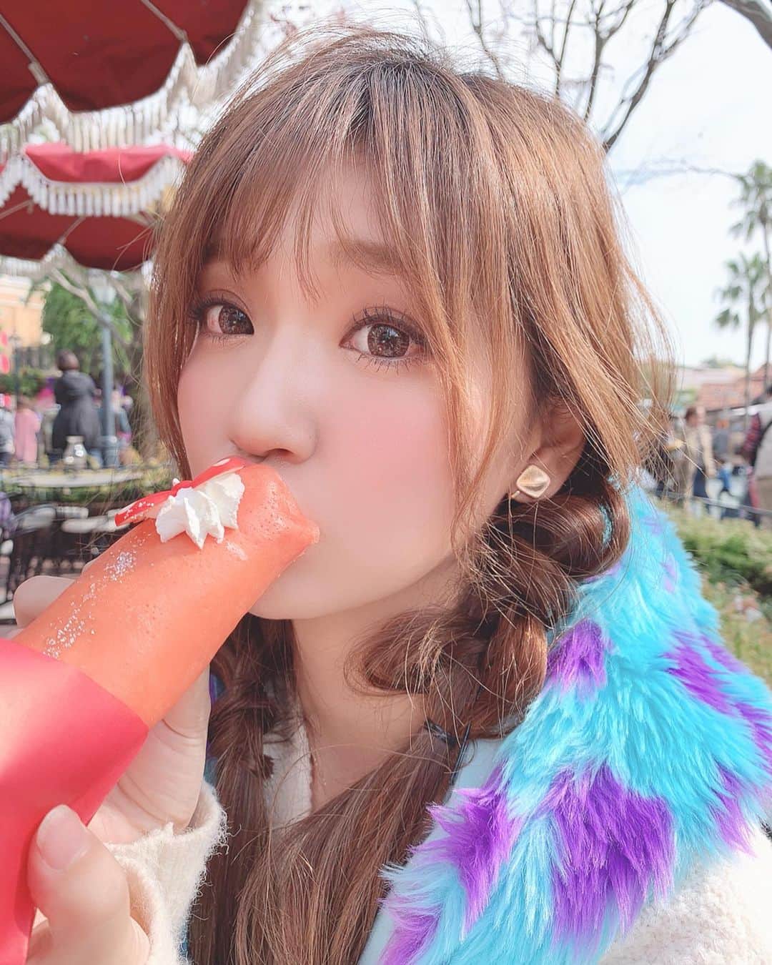 いっちゃん/嶋津 いつみのインスタグラム：「. . 絶対これ食べたい!!❤️ って思ってたミニーちゃんのいちご🍓くれーぷ🎀✨ . . . . 中にゴロっといちごのコンフィチュールと パイ生地が入っててめっちゃ美味しかった🤤💕 . . . . 他にもチョコチュロス、パインチュロス、キャラメルミルクティー、ハニーポップコーン…色々食べた🤪💜ww . . しっかりスーベニアもGETしたし カロリーもGETしてしまった😑👉🏻👈🏻 . . . . . 明日からまたダイエット🐽💨 お弁当に野菜たっぷりのトマトスープ用意したし 本気でしぼろ…💪 . . . . . . #関西  #関西サロモ  #サロンモデル #サロモ #いっちゃん  #フリーモデル #関西モデル  #あざといっちゃん #かわいっちゃん #いっちゃんコーデ #ブライダルモデル #アレンジモデル #ヘアカラー  #ヘアアレンジ #ootd #ディズニー  #ディズニーコーデ . . .」