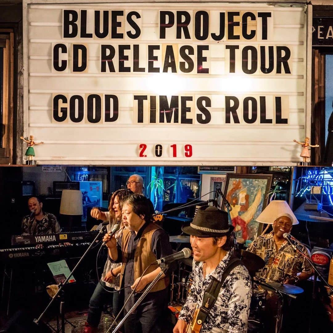 Tammyさんのインスタグラム写真 - (TammyInstagram)「Blues Project リリースツアー全8ヶ所を楽しく終え、  沢山の方々と一緒に過ごせ、  沢山CDもお嫁に行きました😊  ご来場下さった皆様、関係者の皆様 応援して下さった皆様、協力し支えて下さった方々、 本当にありがとうございました❣️ . メンバー一同、心から感謝です(^^) . そして、メンバーの皆さん、 素晴らしくて、とても面白いくて、 楽しく和気藹々とステージでも、 ステージ以外でも、過ごせました . 想い出がいっぱい出来ました♡  おつかれさまでした😊  我々のツアーは終わりましたが、 「Good times roll」のアルバムはこれからも 沢山の方々に届いて欲しい気持ちでいっぱいです♡  音に宿したメンバーそれぞれの魂を感じてもらえたら嬉しいです。  そして、とてもステキに撮ってくれた写真をいただいたので、アップします😊  Thank you so much❣️ Love ♡ . ※Photo by D's studio . 2019.11.9 神戸James Blues Land . ◆◇◆◇◆◇◆◇◆◇◆◇◆◇◆◇ .2019.10.29  Blues Project 『Good Times Roll』 発売中♬ ¥2,500(tax in)  RSRD-0002 ◆◇◆◇◆◇◆◇◆◇◆◇◆◇◆◇ . 『Good Times Roll  PV』  https://youtu.be/9zWWzihFSIY . ☆Rising Shun Records https://www.risingshun.com/ . ☆amazon https://amzn.to/2o4mplw . ☆Apple music https://music.apple.com/jp/album/good-times-roll/1485694768 . ★Blues Project . ・Shun Kikuta 菊田俊介(Gt, Vo) ・Tammy(Vo) ・Kuma Harada クマ原田(B) ・Osamu Soda 祖田修(Keys) ・Marty Bracey(Dr) . #bluesproject  #ブルースプロジェクト #goodtimesroll #Tammy #Tammyyanen #photo #シンガーソングライター #唄 #singer #artist  #music #band #音楽 #live #love #life #blues #ブルース #菊田俊介 #クマ原田 #祖田修 #martybracey #album #アルバム #リリース #release #tour #ツアー #ありがとう #thankyou」11月14日 21時18分 - tammyyanen