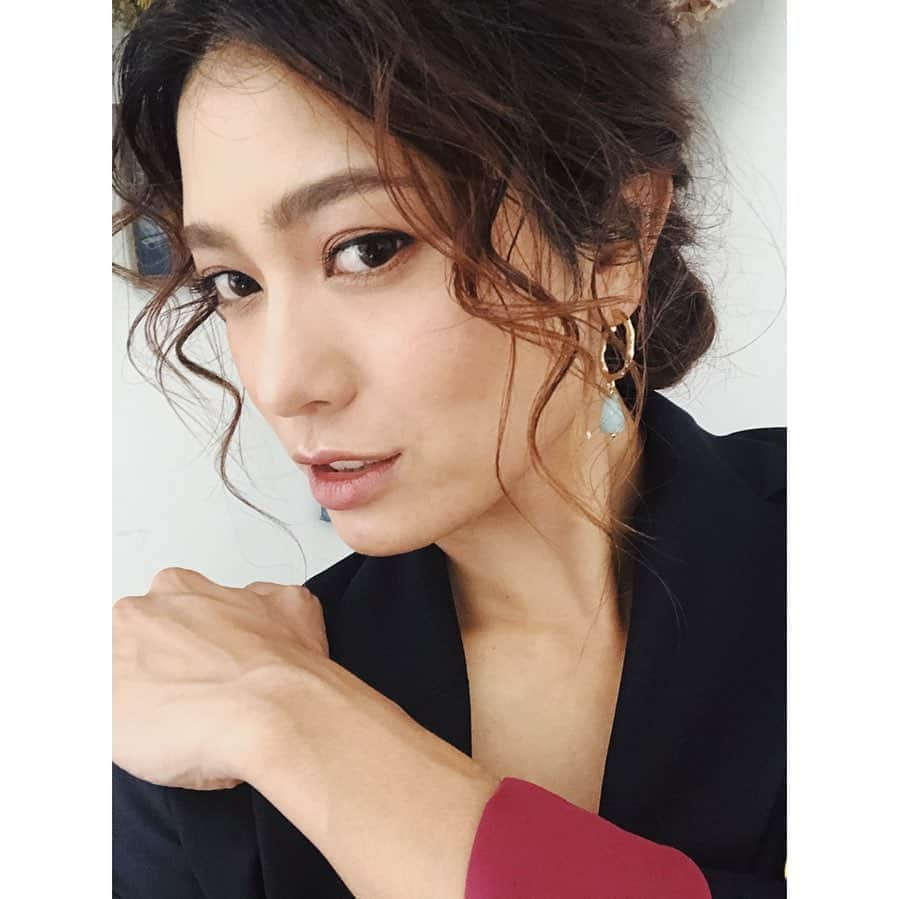 金城優華さんのインスタグラム写真 - (金城優華Instagram)「私思う。 私の自撮りってちょっと詐欺ってるとこある。笑 . . . . . #写真見て「あれ？私こんな顔っけ?」っていつも思う #金城優華 #自撮り  #アプリ云々じゃなくて角度と光のマジック  #結果オーライ  #肩こってないよ」11月14日 21時20分 - yuuka_kinjo_