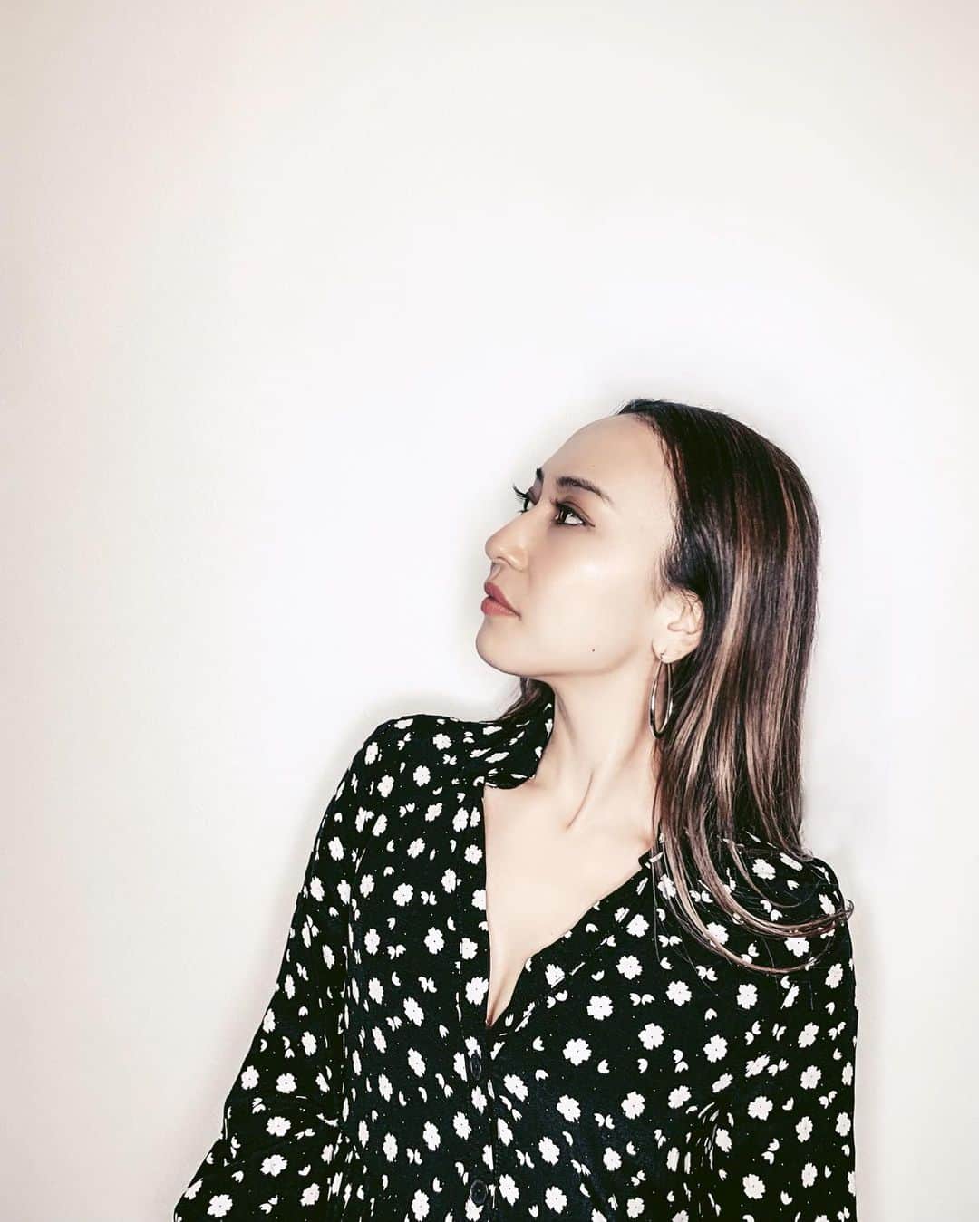 のインスタグラム：「スタジオで @masayawada が切り取ってくれた一枚。お気に入り🥰  最近、Masayaには本気でカメラに手を出して欲しいと密かに願ってるの😎  #portrait #lifeisbeautiful」