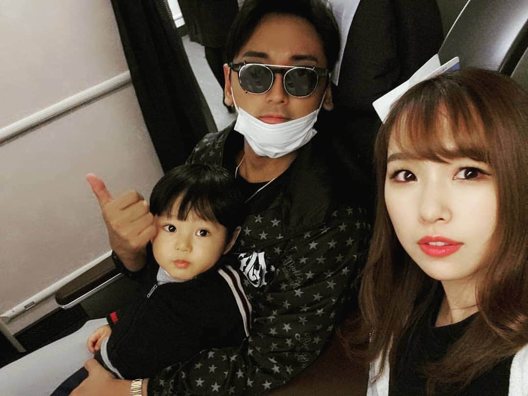 佐藤夏希のインスタグラム：「🧑なかなかの怪しさ…。笑 行ってきます✈ * * * #ママスタグラム#mamastagram#子連れ旅 #ママスタグラム#ママ#子連れ海外#子連れ海外旅行#子連れ旅行#mamastagram #男の子ママ#babyboy #sweets#3月生まれ #ママchan#ママ会 #子連れ#キッズスペース」