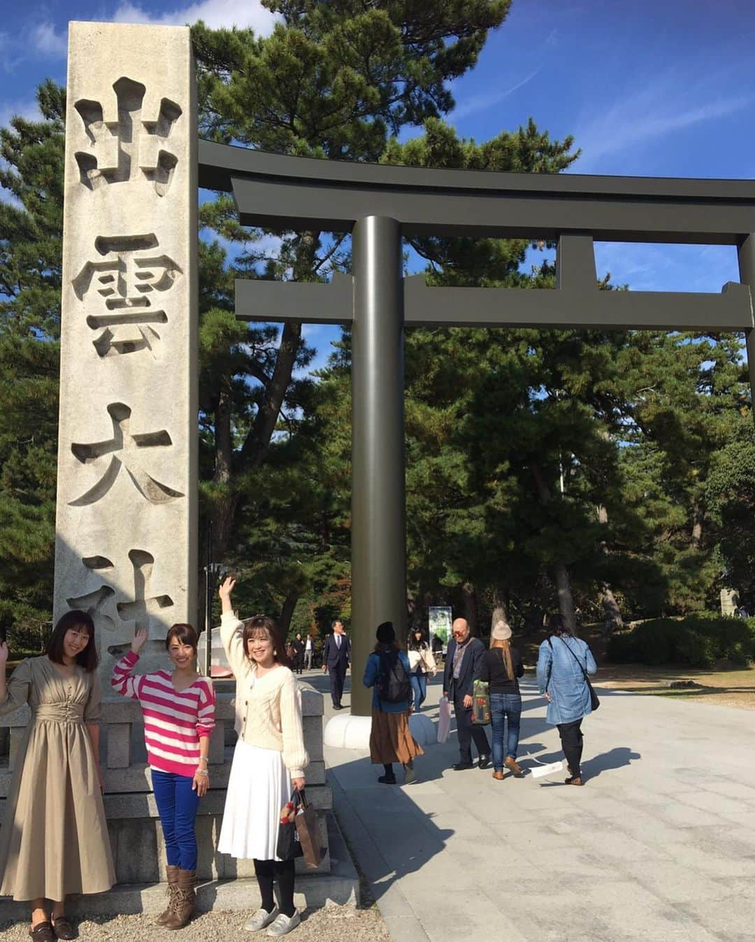 永倉由季さんのインスタグラム写真 - (永倉由季Instagram)「・ ・ 弾丸日帰り 島根県出雲大社の『神在祭』 ・ ・ 2年ぶりの参加。 往復13時間　滞在時間3時間 ・ ・ 全国の神様が出雲大社に集結しての会議です✨ ・ ・ 令和元年の今年は どうしても参りたかった神在祭。 ・ ・ 来年も 全てのことへの感謝を伝えに参れますように✨ 出雲のご先祖様にも感謝です。 ・ ・ ※参拝ルートと写真はアメブロに掲載 ・ ・ ✅ 詳細はアメブロにて ↓ ↓ ・ ・ http://ameblo.jp/naga-yuki/ ・ ・ #出雲大社　#島根県　#神在祭　#注連縄 #参拝　#神社　#感謝　#お礼 #神社好きな人と繋がりたい #御朱印　#参拝記録  #hisバスタビ　#タビジョ  #大国主大神 #須佐之男命 #二礼四拍手一礼 #先祖が眠る地  #稲佐の浜  #美しすぎた　#砂 #例年にない暑さ　#汗ばむ #上宮から参拝 #素戔嗚尊  #真名井の清水 空気がピリリ #高さ47m日本一高い国旗 #出雲そば　 #時間が足りず3分ですする  #どんな寝方やねん　#枝分かれ」11月14日 21時21分 - yuki_nagakura67