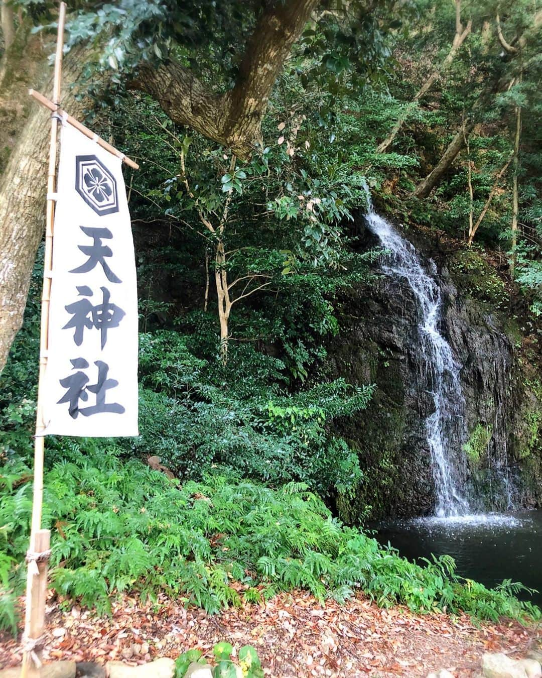 永倉由季さんのインスタグラム写真 - (永倉由季Instagram)「・ ・ 弾丸日帰り 島根県出雲大社の『神在祭』 ・ ・ 2年ぶりの参加。 往復13時間　滞在時間3時間 ・ ・ 全国の神様が出雲大社に集結しての会議です✨ ・ ・ 令和元年の今年は どうしても参りたかった神在祭。 ・ ・ 来年も 全てのことへの感謝を伝えに参れますように✨ 出雲のご先祖様にも感謝です。 ・ ・ ※参拝ルートと写真はアメブロに掲載 ・ ・ ✅ 詳細はアメブロにて ↓ ↓ ・ ・ http://ameblo.jp/naga-yuki/ ・ ・ #出雲大社　#島根県　#神在祭　#注連縄 #参拝　#神社　#感謝　#お礼 #神社好きな人と繋がりたい #御朱印　#参拝記録  #hisバスタビ　#タビジョ  #大国主大神 #須佐之男命 #二礼四拍手一礼 #先祖が眠る地  #稲佐の浜  #美しすぎた　#砂 #例年にない暑さ　#汗ばむ #上宮から参拝 #素戔嗚尊  #真名井の清水 空気がピリリ #高さ47m日本一高い国旗 #出雲そば　 #時間が足りず3分ですする  #どんな寝方やねん　#枝分かれ」11月14日 21時21分 - yuki_nagakura67