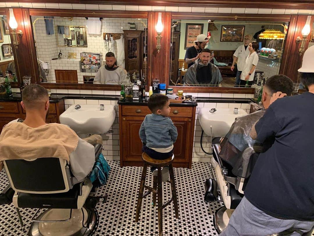 エリナ シルカのインスタグラム：「Learning from the best 💇‍♂️💈 贅沢だな〜 @sonnybillwilliams  @quadecooper @tom_thebarbatokyo」