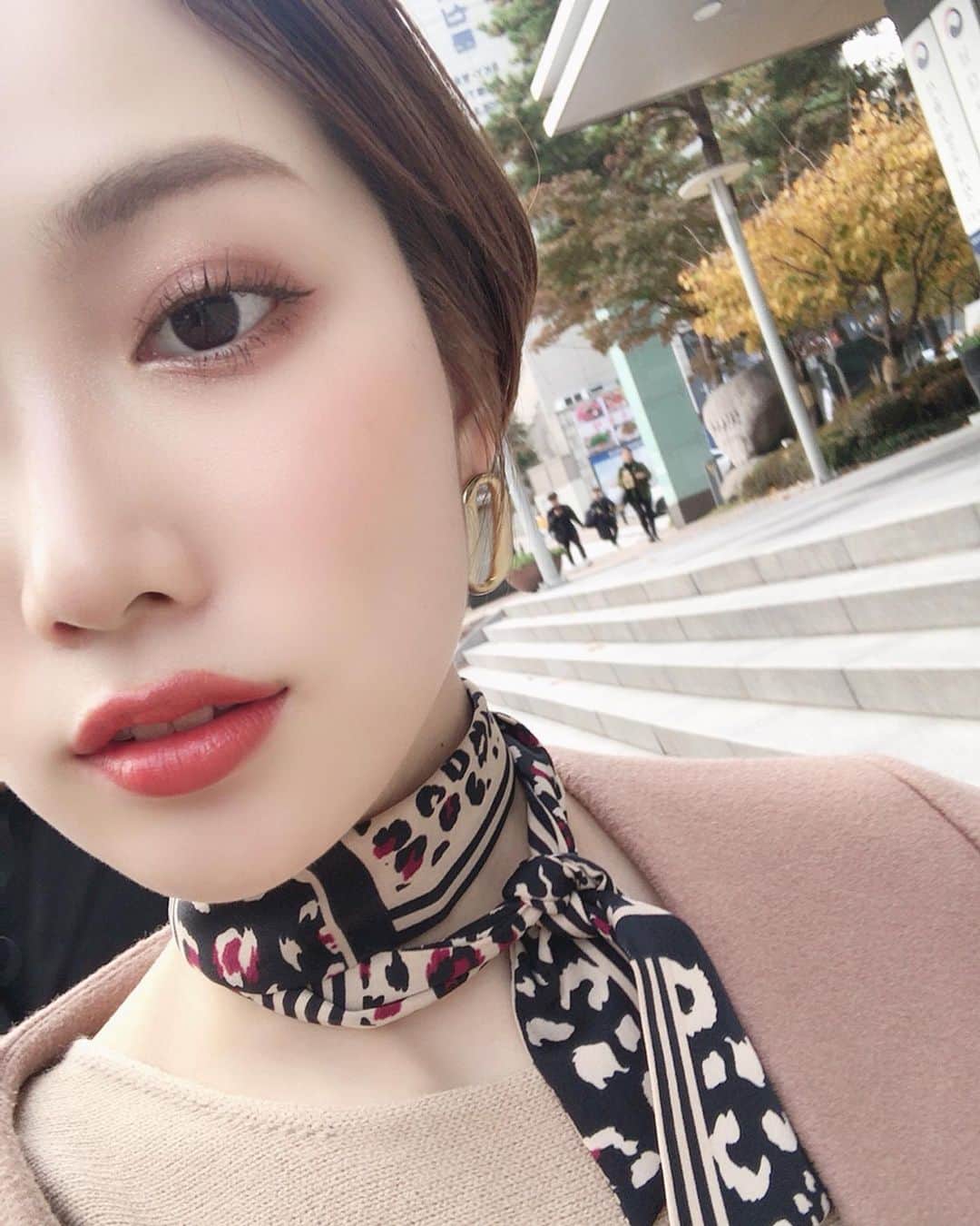 のインスタグラム：「最近のコスメ💄 . ファンデ/excelスキンティントセラム マスカラ/SDBピュアフリーマスカラNSK2(ダークブラウン) アイシャドウ/ヴィセアヴァンシングルアイカラー040 アイシャドウ/キャンメイクパーフェクトマルチアイズ03 リップ/MACトーストアンドバター(廃番)、セルヴォーク09 . 他は変わってません😊 写真1枚目光なし。2枚目自然光。 . #愛用コスメ#プチプラコスメ#まつげパーマ#カラーメイク#かえでメイク」