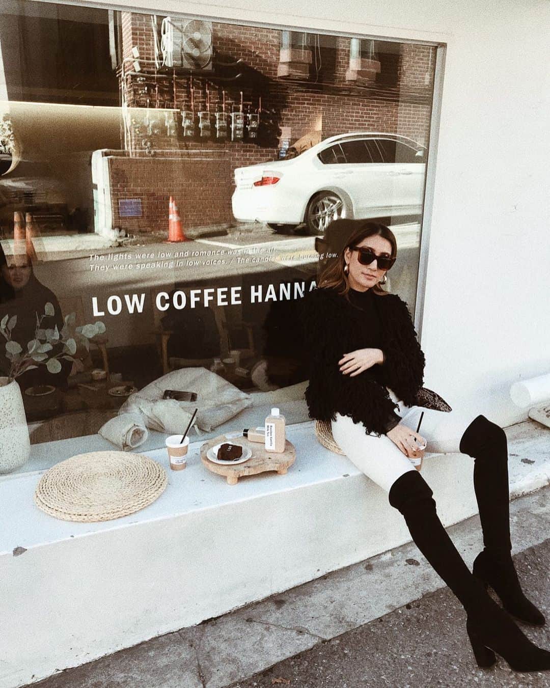 のインスタグラム：「🖤 . こっち来てから買ったニーハイブーツ 履くときと脱ぐとき大変やけど めっちゃ伸びるし このフィット感最高すぎる♡♡ . まじでお買い物天国〜😆💘」