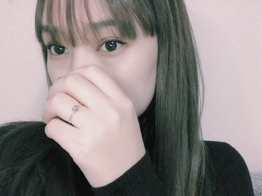 西本早希のインスタグラム：「・ インドの女性たちが 一つ一つ ハンドメイドで制作している 天然石ブレスレット @artidaoud と タトゥーブランド @poxn による ・ "Iam Donation Project" ・ ・ #iamdonation の ハッシュタグをつけてポストすると  途上国の子たちへの寄付になるほか、 ブレスレットはインドの女性たちの 職支援にもつながるそうです ！  最近、よりシンプルが好きになってきたので  リングもブレスレットもサークルモチーフのものを !  #artidaoud  #アルティーダウード」