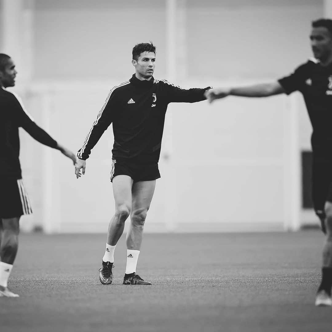 ユヴェントスFCさんのインスタグラム写真 - (ユヴェントスFCInstagram)「📸 Best of October 1/3 | 👀 Behind The Scenes.  #FinoAllaFine #ForzaJuve #TBT」11月14日 21時35分 - juventus