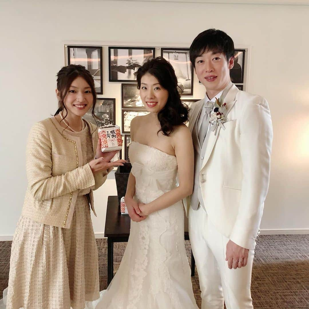 北川楓夏さんのインスタグラム写真 - (北川楓夏Instagram)「久しぶりに婚礼の司会を担当させていただきました！🎤 自分も結婚式を挙げたセンティールラセゾン千秋公園で✨ . 今まで1階のオステリアムーリベッキでは何回か司会させてもらいましたが、上の会場は初めて！🎤😳 なつかしくて嬉しかったなぁ〜😌❤️ 自分の式の打ち合わせで何回も通ったセンティールさんなので、司会で来てもなんだかホームに帰ってきたような不思議な気持ちでした✨ . SUPで出会った方からのご紹介で縁がありご担当させていただいたカップルでしたが、本当に素敵なご夫婦で👰💓🤵 お二人のプロフィールを作っていくにつれて、どんどんどんどん好きになって、 ほんとに小さい頃から知ってる友人のような感覚になってしまい、クライマックスシーンではグッと涙を堪えることも…🥺🥺🥺 司会者は泣いてちゃダメなんですけどね。笑 それくらいお二人に感情移入しておりました🙇🏻‍♀️🙏 . 紹介してくれた一途さんに感謝😭✨ . 本当に婚礼の司会って「ご縁」だと思うんですよね。 この運命にあったんじゃないかってくらい。 . 今回もたくさん幸せおすそ分けしていただきました❤️ . #akita #センティールラセゾン千秋公園 #婚礼 #mc #modelclubstella #素敵 #カップル #💍 #👰 #🤵 #バレーボール」11月14日 21時40分 - fuka.kitagawa